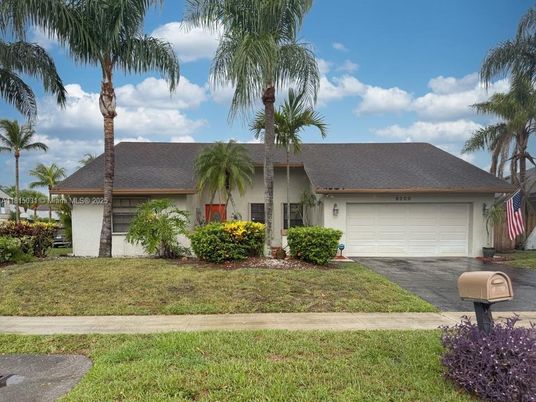 Attached, Exterior, Facade, Ranch