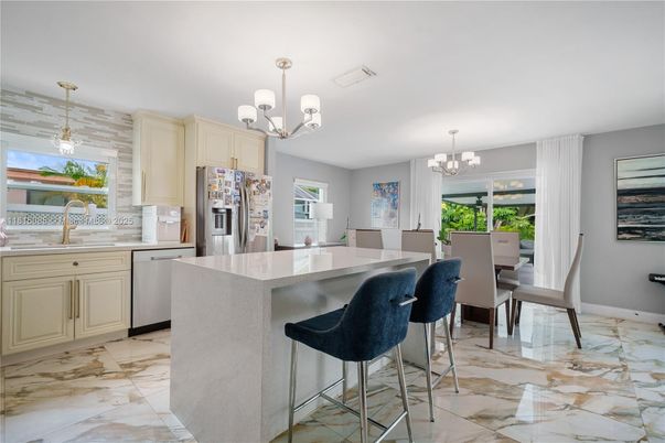 Chandelier, Dining room, Interior, Kitchen, Marble, Pendant Lights, Stainless Steel Appliances