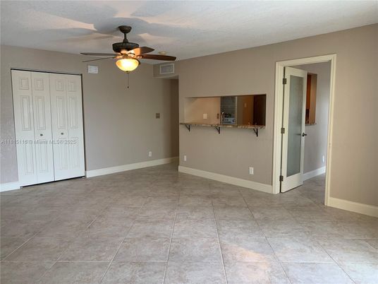 Empty room, Interior