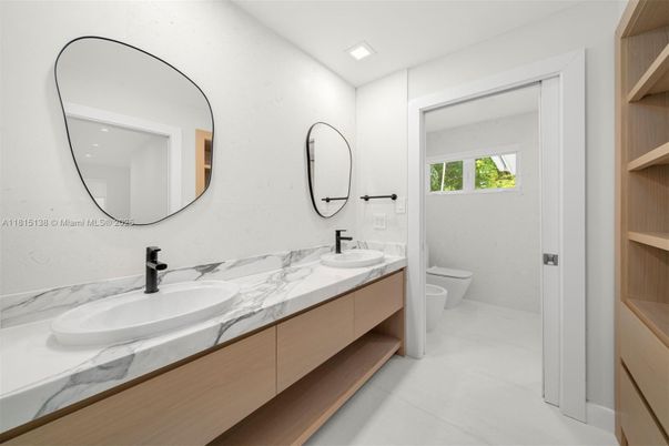 Bathroom, Dual Sink Vanities, Interior, Recessed Lighting