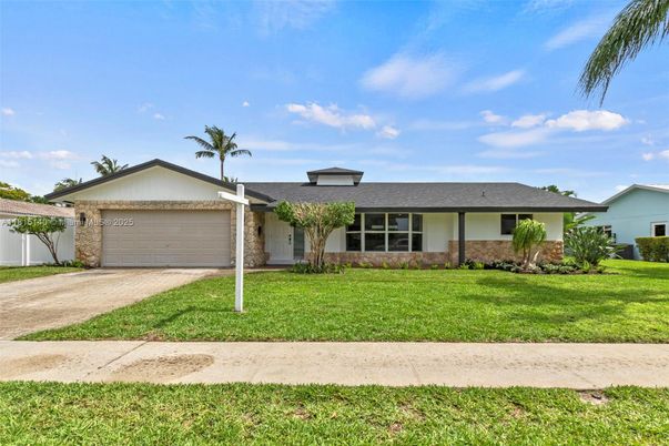 Attached, Exterior, Facade, Ranch
