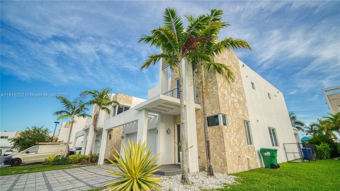 Backyard, Exterior, Facade, Modern