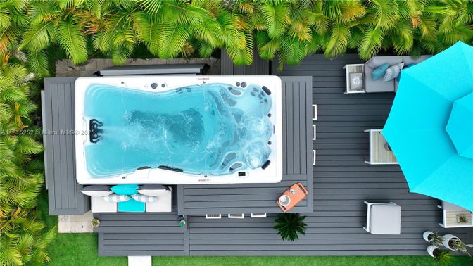 Exterior, Hot Tub