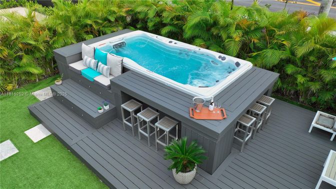 Exterior, Hot Tub