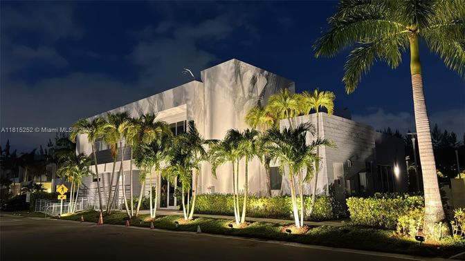 Exterior, Facade, Modern