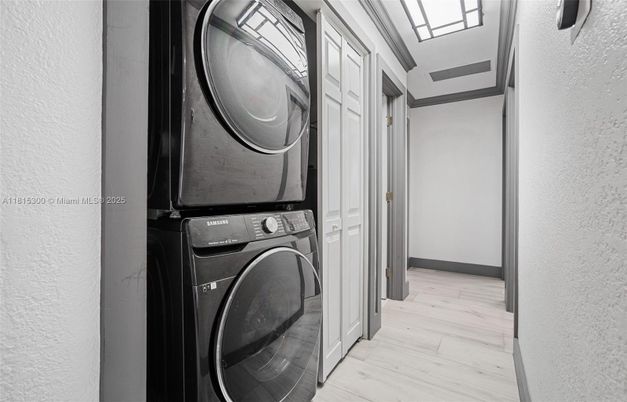Interior, Utility Closets, Washer, Wood Texture Flooring