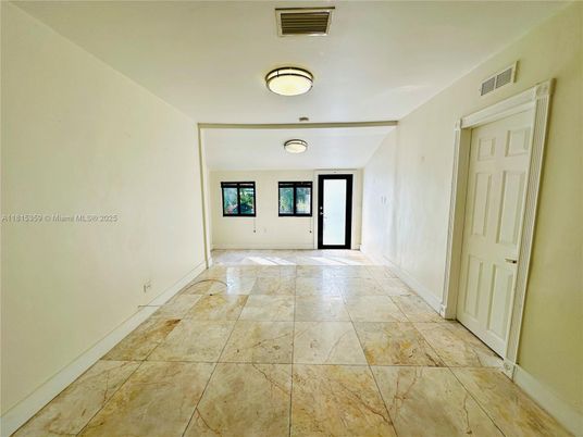 Empty room, Interior