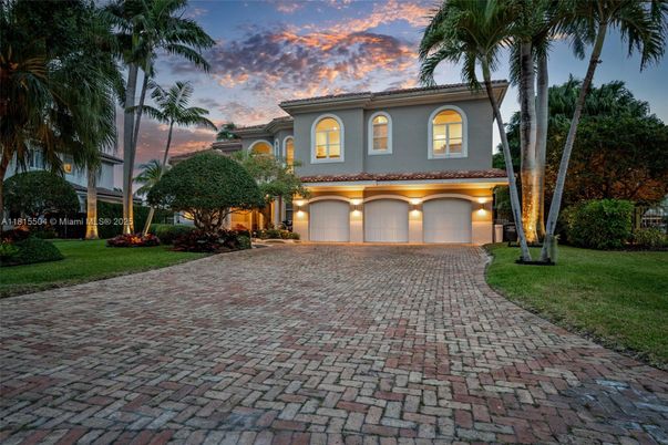 Attached, Exterior, Facade, Mediterranean
