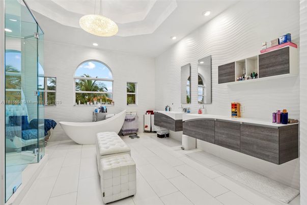 Bathroom, Free Standing Baths, Interior, Pendant Lights, Recessed Lighting