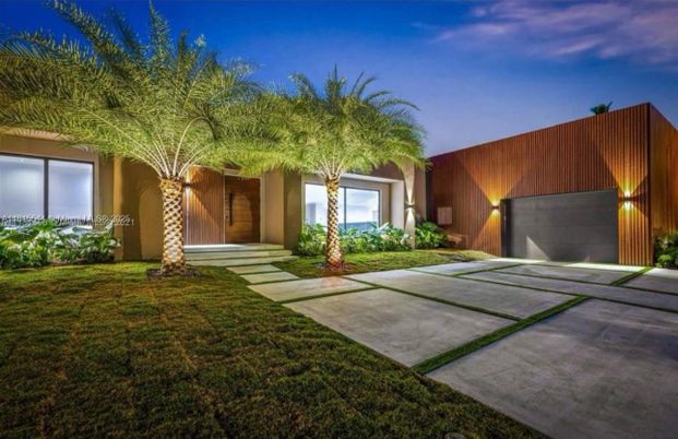 Attached, Backyard, Exterior, Facade, Modern