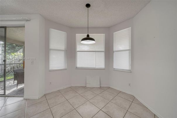 Empty room, Interior, Pendant Lights