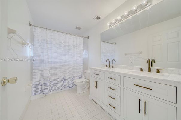 Bathroom, Dual Sink Vanities, Interior