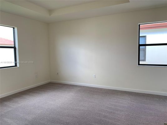Empty room, Interior