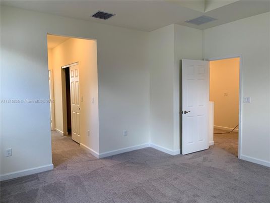 Empty room, Interior