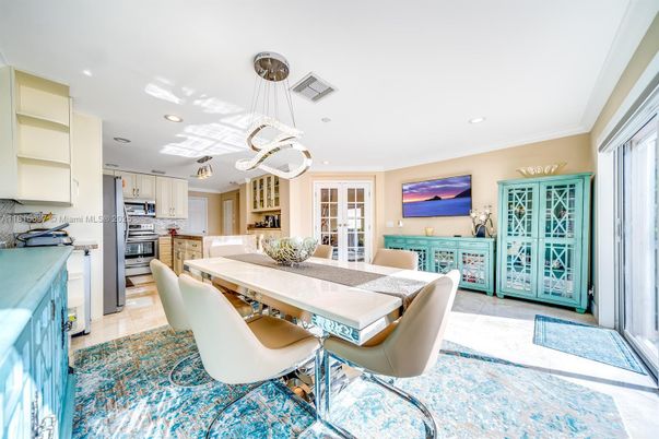 Dining room, Interior, Kitchen, Pendant Lights, Recessed Lighting, Stainless Steel Appliances