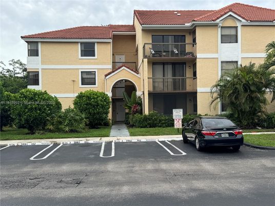 Exterior, Facade, Mediterranean