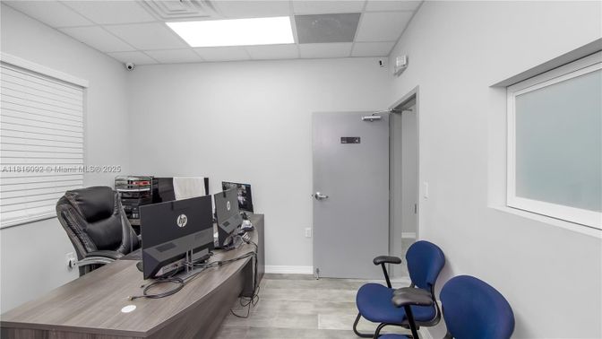 Home Office, Interior