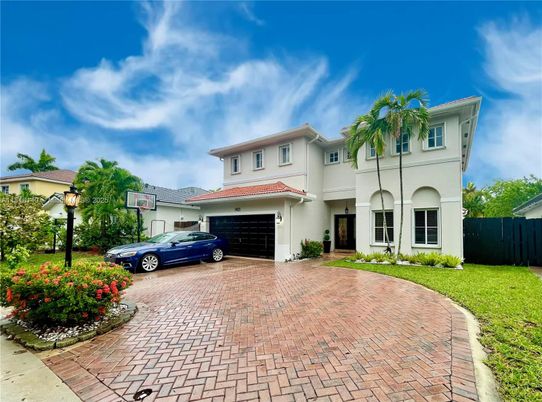 Attached, Exterior, Facade, Mediterranean