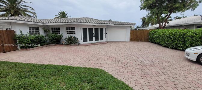 Attached, Exterior, Facade, Mediterranean