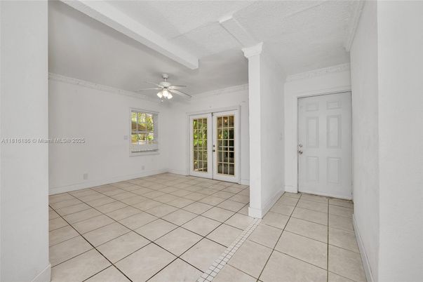 Empty room, Interior