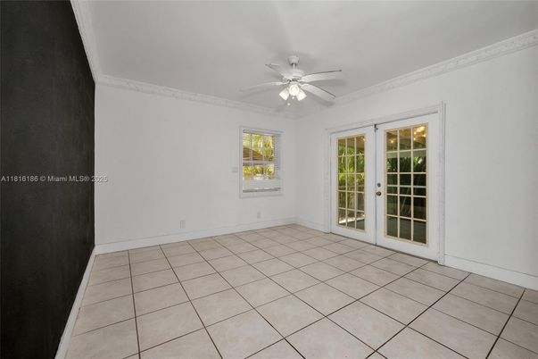 Empty room, Interior