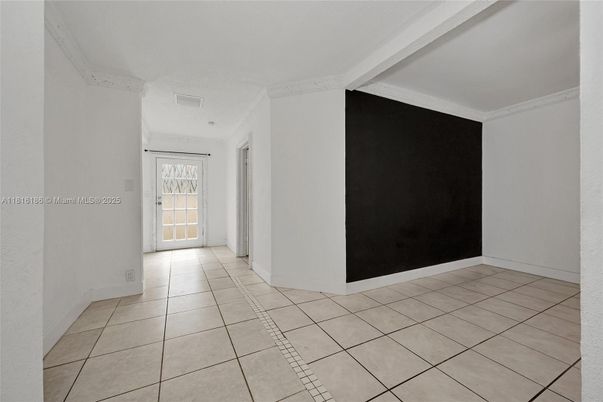 Empty room, Interior