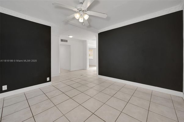 Empty room, Interior