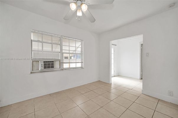 Empty room, Interior