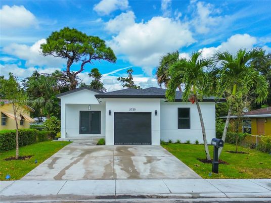 Attached, Exterior, Facade, Ranch