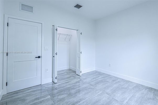 Empty room, Interior