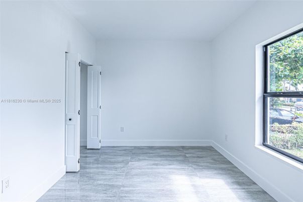 Empty room, Interior