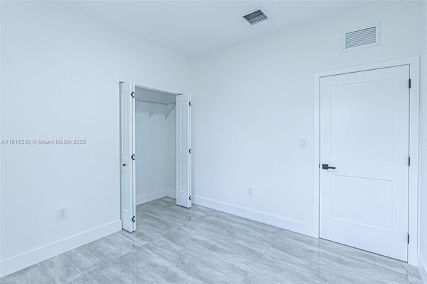 Empty room, Interior
