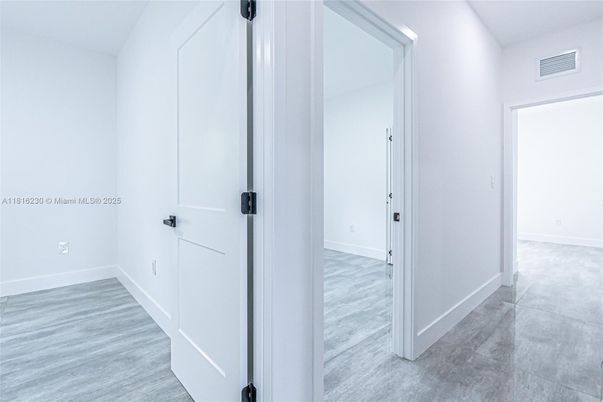 Empty room, Interior