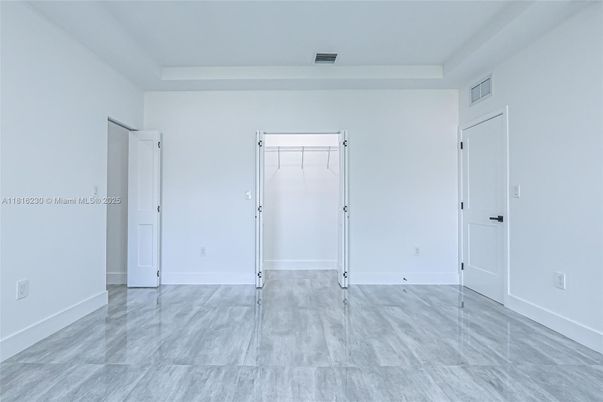 Empty room, Interior