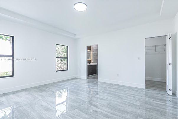 Empty room, Interior