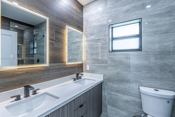 Bathroom, Dual Sink Vanities, Interior, Recessed Lighting