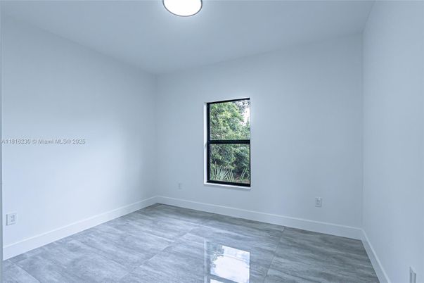 Empty room, Interior