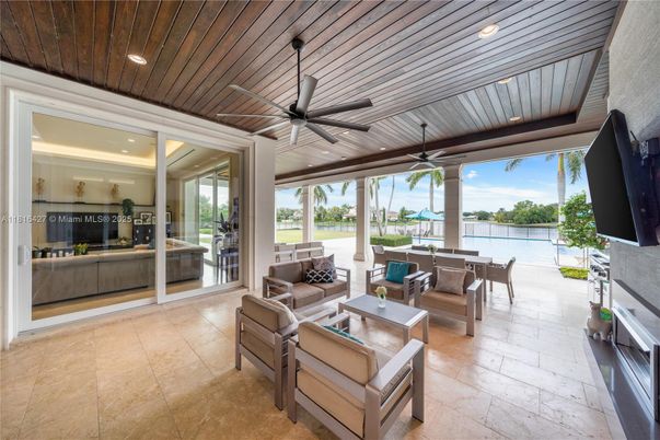 Exterior, Living room, Recessed Lighting, Water