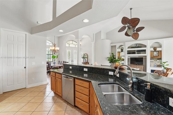 Chandelier, Dining room, Interior, Kitchen, Recessed Lighting, Stainless Steel Appliances