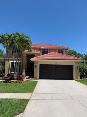 Attached, Exterior, Facade, Mediterranean