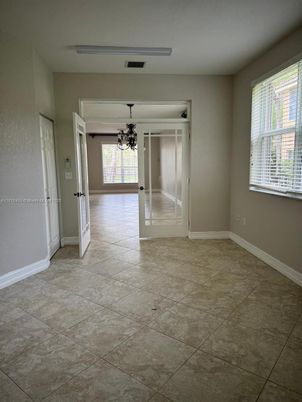 Empty room, Interior