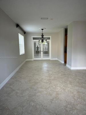 Empty room, Interior
