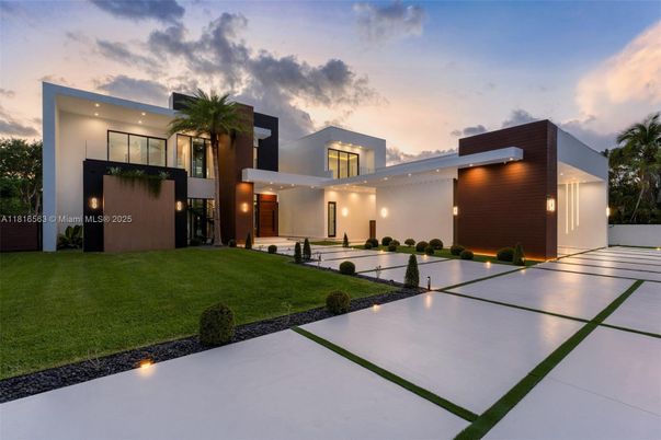 Backyard, Exterior, Facade, Modern