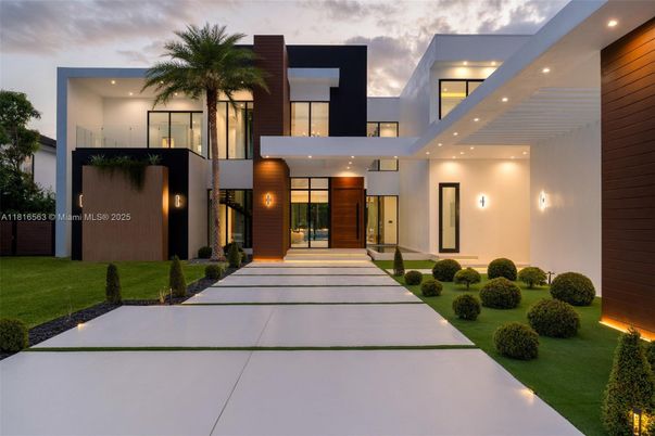 Exterior, Facade, Modern