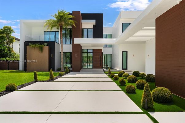 Exterior, Facade, Modern