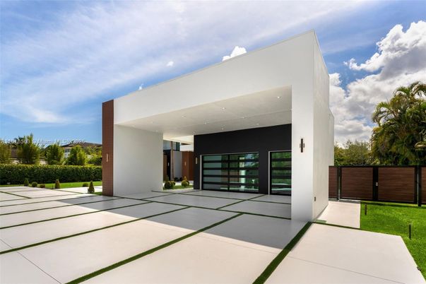 Attached, Backyard, Exterior, Facade, Modern