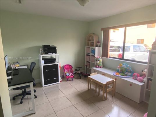 Home Office, Interior
