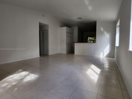Empty room, Interior