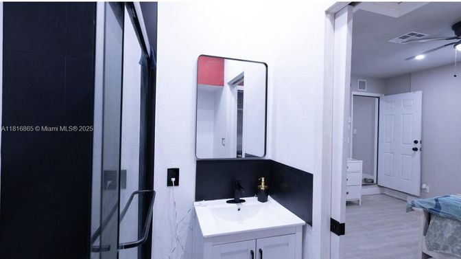 Bathroom, Interior, Recessed Lighting