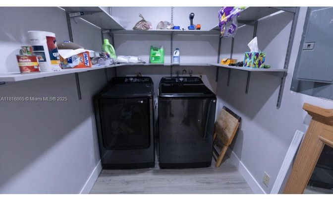 Interior, Washer, Wood Texture Flooring